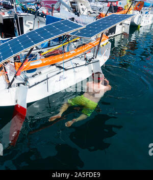 L'inspection de sa classe 650 marin bateau de course suite à la première étape de la course transatlantique Minitransat Banque D'Images