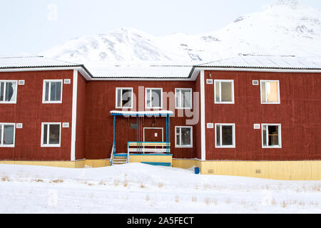 Pyramiden, Norvège - Août 2017 : Ancien, peint rouge bâtiment abandonné dans l'archipel de Svalbard Pyramiden. Banque D'Images