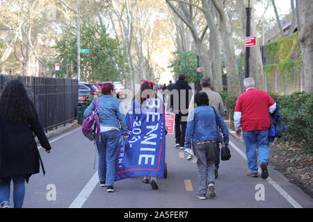 Les partisans attendent le sénateur du Vermont et le candidat démocrate à la présidence Bernie Sanders lorsqu'il mène des campagnes au Rassemblement dos de Bernie à long Island City, Banque D'Images