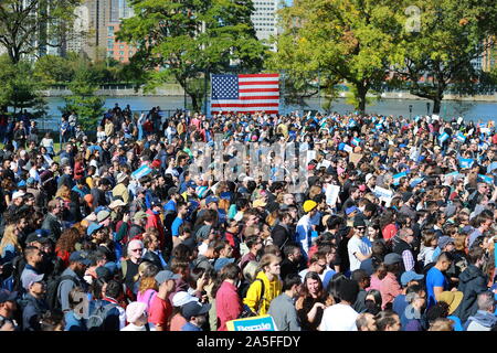 QUEENS, NEW YORK, UNITED STATES - 2019/10/19 : Supports attendre sénateur du Vermont et candidate présidentielle Bernie Sanders comme il à la campagnes Bernie Banque D'Images