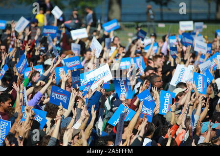 QUEENS, NEW YORK, UNITED STATES - 2019/10/19 : Supports attendre sénateur du Vermont et candidate présidentielle Bernie Sanders comme il à la campagnes Bernie Banque D'Images