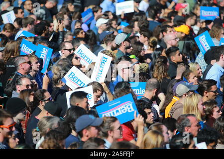 QUEENS, NEW YORK, UNITED STATES - 2019/10/19 : Supports attendre sénateur du Vermont et candidate présidentielle Bernie Sanders comme il à la campagnes Bernie Banque D'Images