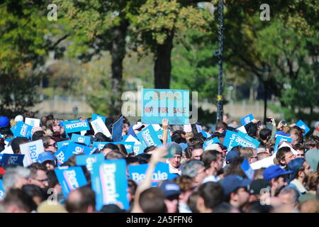 Les partisans attendent le sénateur du Vermont et le candidat démocrate à la présidence Bernie Sanders lorsqu'il mène des campagnes au Rassemblement dos de Bernie à long Island City, Banque D'Images