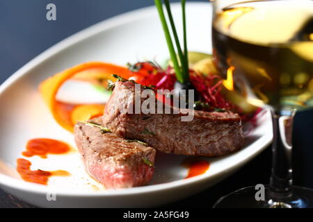 Un bon repas avec du vin Banque D'Images