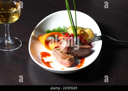 Un bon repas avec du vin Banque D'Images