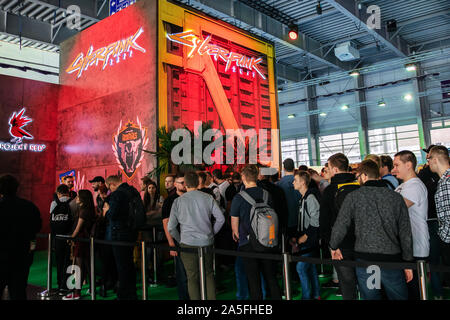 POZNAN, Pologne - 18 octobre, 2019 : personnes en attente pour le Cyberpunk 2077 jeu fermé à PGA2019. PGA2019 est un ordinateur Jeux et divertissement Banque D'Images