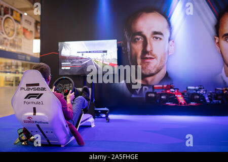 POZNAN, Pologne - 18 octobre, 2019 : l'homme est la lecture d'un jeu de Formule 1 à PGA2019. PGA2019 est un ordinateur Jeux et divertissement événement organisé dans la région de poli Banque D'Images