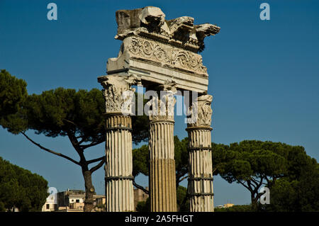 Les anciennes colonnes du temple de Castor et Pollux dans le Forum Romain, Rome , Italie Banque D'Images