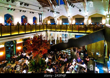 Intérieur de la salle d'allemand, les gens en train de dîner, Kings Cross, London, UK Banque D'Images