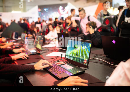 POZNAN, Pologne - 19 octobre, 2019 : Les gens jouent sur des ordinateurs portables pour joueurs de la PGA2019. PGA2019 est un ordinateur Jeux et divertissement événement org Banque D'Images