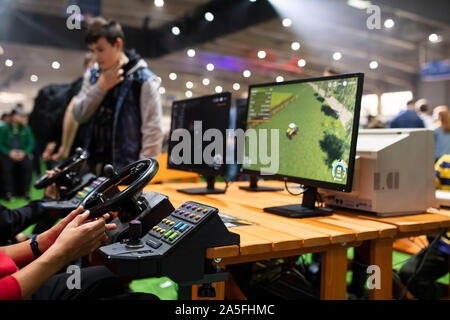 POZNAN, Pologne - 19 octobre, 2019 : Contrôleur de simulateur de conduite du tracteur à PGA2019. PGA2019 est un ordinateur Jeux et divertissement événement organisé Banque D'Images