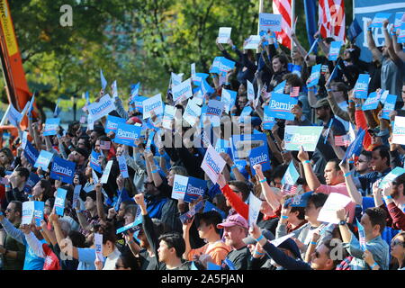 Les partisans attendent le sénateur du Vermont et le candidat démocrate à la présidence Bernie Sanders lorsqu'il mène des campagnes au Rassemblement dos de Bernie à long Island City, Banque D'Images