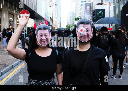 Les manifestants portant des masques de Xi Jingping prendre part au cours de la manifestation.Peu après une fin mars non autorisée, les conflits entre la police et les manifestants ont continué, obligeant la police à utiliser des canons à eau et gaz lacrymogènes pour disperser les manifestants. Avec le mouvement anti-gouvernement dans sa quatrième mois et garder sur l'escalade de la Chine, de nombreux magasins et liés à l'entreprise sont saccagées et les incendies criminels. Banque D'Images