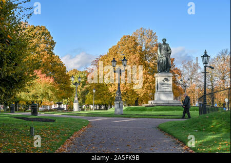 Carl Johan park avec la statue du roi Karl Johan XIV au cours de l'automne à Norrkoping, Suède. Karl Johan a été le premier roi de la famille Bernadotte. Banque D'Images