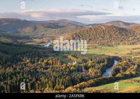 Une vue sur le Royal Deeside dans les Highlands écossais avec le château de Balmoral et de la rivière Dee sur un matin ensoleillé à l'automne Banque D'Images