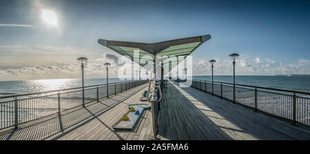 Boscombe Bournemouth, jetée victorienne sur un matin ensoleillé avec le soleil dans le ciel et les ombres. Banque D'Images