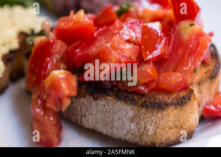 Bruschettas Tomate, Close up. La cuisine italienne. Banque D'Images