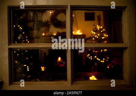 Voir dans un salon festif à Noël Banque D'Images