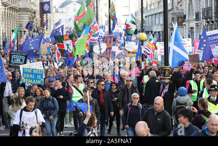 Londres, Royaume-Uni. 19 octobre 2019. Des centaines de milliers de personnes démontrer en route vers le Parlement en un "vote du peuple - Dernier mot' mars. La Chambre des communes siège, pour la première fois en 37 yards, un samedi pour discuter de la nouvelle entente Brexit. Vote du peuple de mars, Londres, Royaume-Uni le 19 octobre 2019. Crédit : Paul Marriott/Alamy Live News Banque D'Images