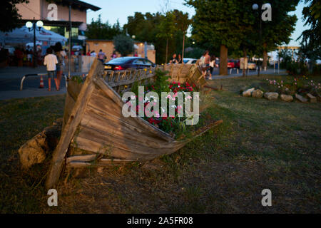 Vieux bateau en bois comme décoration (parterre de fleurs) dans les rues de la ville balnéaire. Pomorie. La Bulgarie. Banque D'Images