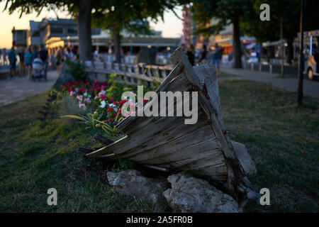 Vieux bateau en bois comme décoration (parterre de fleurs) dans les rues de la ville balnéaire. Pomorie. La Bulgarie. L'accent en premier plan. Banque D'Images