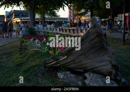 Vieux bateau en bois comme décoration (parterre de fleurs) dans les rues de la ville balnéaire. Pomorie. La Bulgarie. Banque D'Images