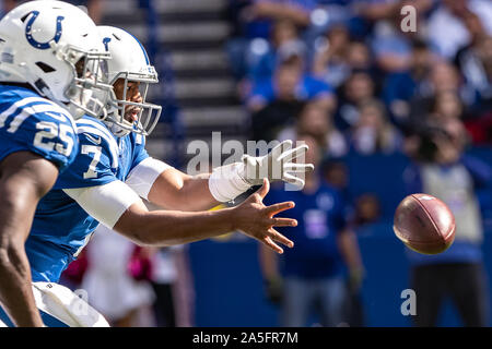 Indianapolis, Indiana, USA. 20 Oct, 2019. Indianapolis Colts quarterback Jacoby Brissett (7) prend le jonc dans la première moitié du match entre les Houston Texans et les Indianapolis Colts au Lucas Oil Stadium, Indianapolis, Indiana. Crédit : Scott Stuart/ZUMA/Alamy Fil Live News Banque D'Images