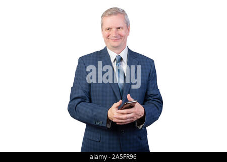 Personnes âgées, un homme aux cheveux gris dans un costume avec un téléphone dans les mains. Isolé sur un fond blanc. Banque D'Images