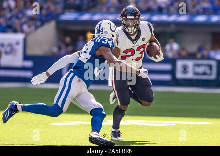 Indianapolis, Indiana, USA. 20 Oct, 2019. Running back des Houston Texans Carlos Hyde (23) porte le ballon dans la première moitié du match entre les Houston Texans et les Indianapolis Colts au Lucas Oil Stadium, Indianapolis, Indiana. Crédit : Scott Stuart/ZUMA/Alamy Fil Live News Banque D'Images