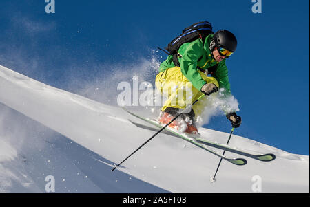 La skieuse acrobatique de sauter un rocher dans les Alpes autrichiennes, 6600, Salzbourg, Autriche Banque D'Images