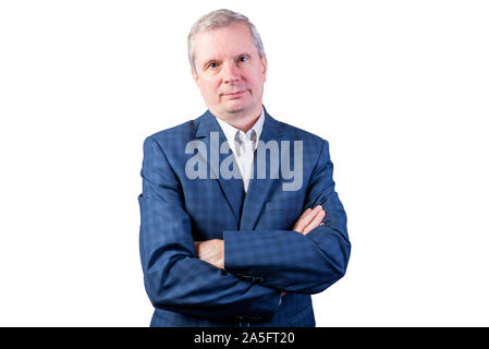 Un homme âgé dans un costume avec les bras croisés. Isolé sur un fond blanc. Banque D'Images