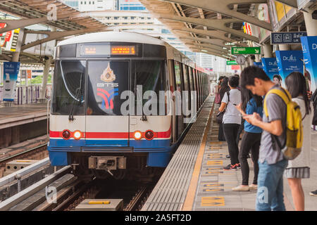 Bangkok, Thaïlande - 25 juin 2019 : un train BTS à une plate-forme de Ratchadamri. Banque D'Images