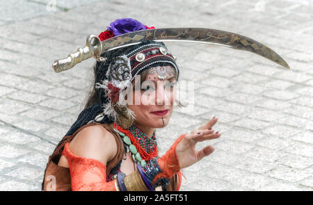 Les danses sacrées. Légales. Belle femme danse avec un sabre sur la tête, en place San Diego, au cours de la semaine du marché de rue médiévale cervantino Banque D'Images