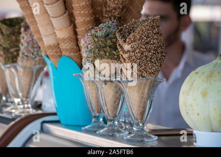 Close up of chocolate ice cream cones et à côté c'est le melon et la bouteille d'eau. Banque D'Images
