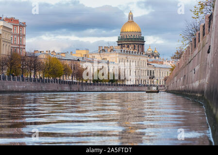 Saint Petersbourg (Russie) : célèbre la cathédrale Saint-Isaac et la rivière Moïka avec sa monumentale digue en granit et les arbres d'automne. Banque D'Images