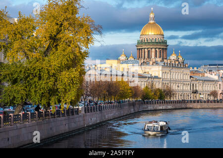 Saint-pétersbourg, Russie - 15 octobre 2019 : une excursion en bateau le long de la rivière Moïka passé la Cathédrale Saint Isaac (Isaakievskiy Sobor). Banque D'Images