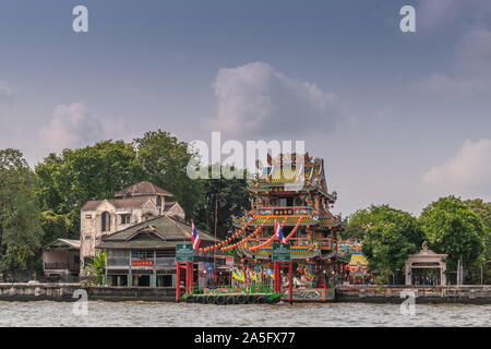 La ville de Bangkok, Thaïlande - le 17 mars 2019 : Chao Phraya. De style Chinois, colorées, décorées highy Guan Yu, dieu de la guerre, lieu de culte situé dans le feuillage vert Banque D'Images