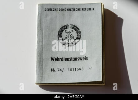 Wehrdienstausweis DDR (Deutsche Demokratische Republik), allemand de l'identité de l'armée, l'Allemagne de 1970 Banque D'Images