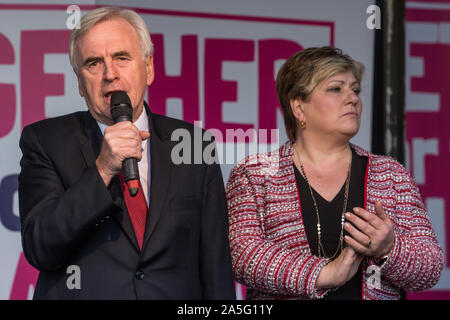 Londres, Royaume-Uni. 19 octobre, 2019. John McDonnell, chancelier de l'ombre, qu'on voit ici avec le Secrétaire aux affaires étrangères de l'ombre Emily Thornberry, adresses des centaines de thous Banque D'Images