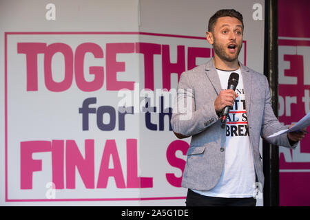 Londres, Royaume-Uni. 19 octobre, 2019. Christian Broughton, rédacteur en chef de The Independent, adresses des centaines de milliers de pro-citoyens de l'UE à l'ensemble de t Banque D'Images