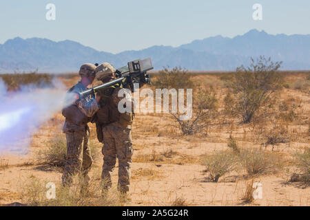 U.S Marines avec Alpha Batterie, 3e Bataillon de défense aérienne à basse altitude (LAAD), 3rd Marine Aircraft Wing (MAW), feu le Stinger Trainer Simulateur de lancement lors d'un exercice d'entraînement à l'aérodrome auxiliaire II, Yuma (Arizona), 8 octobre 2019. La formation est centrée sur l'intégration opérationnelle des six fonctions de l'Aviation du Corps des Marines à l'appui d'une masse d'Air Maritime Task Force. Formation événements tels que celui-ci s'assurer que les Marines et les machines de 3ème MAW sont capables et prêts à répondre aux crises, partout et à tout moment (U.S. Marine Corps photo par le Sgt. Dominic Romero). Banque D'Images