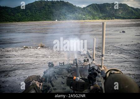 Un véhicule blindé léger avec la Compagnie Alpha, bataillon de l'équipe d'atterrissage 3/5, 11e Marine Expeditionary Unit, incendies son canon principal pendant l'exercice 3 KAMANDAG au Colonel Ernesto Ravina Air Base, Philippines, le 14 octobre 2019. KAMANDAG la modernisation militaire les progrès et le développement des capacités à travers les échanges d'experts en la matière. (U.S. Marine Corps photo par le Sgt. Adam) Dublinske Banque D'Images