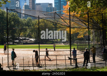 Jeu de balle-molle à Heckscher Ballfields dans Central Park, NYC, USA Banque D'Images