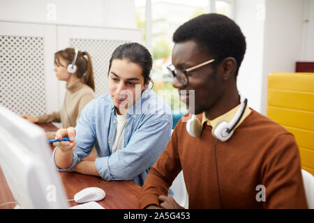 Portrait de deux étudiants utilisant des ordinateurs pour les projets de recherche en bibliothèque, copy space Banque D'Images