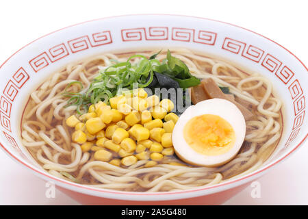 Sauce de soja japonaise dans un bol de nouilles ramen Banque D'Images