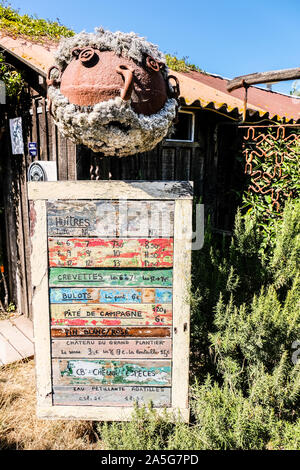 Menu Foods en face d'un restaurant au village de pêche côtière française l' herbe par l'Océan Atlantique Banque D'Images