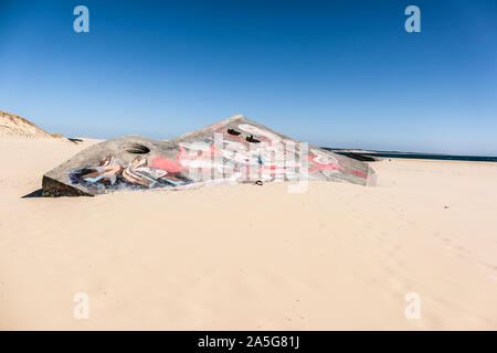 Vieux canon allemand sur bunker du Village des pêcheurs côtiers Français Océan Atlantique Banque D'Images