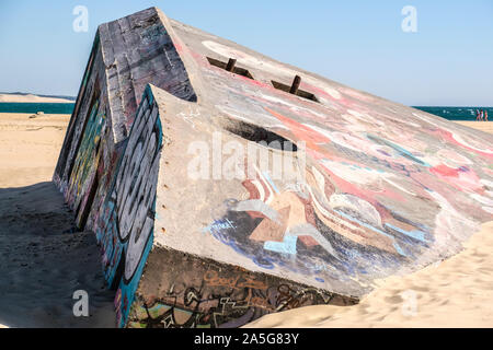 Vieux canon allemand sur bunker du Village des pêcheurs côtiers Français Océan Atlantique Banque D'Images