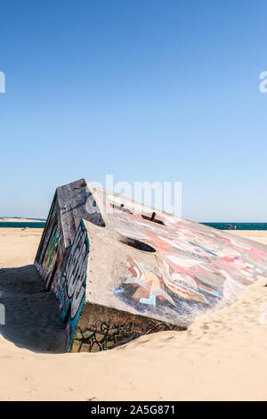 Vieux canon allemand sur bunker du Village des pêcheurs côtiers Français Océan Atlantique Banque D'Images