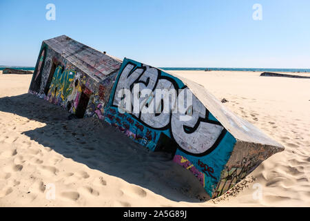 Vieux canon allemand sur bunker du Village des pêcheurs côtiers Français Océan Atlantique Banque D'Images